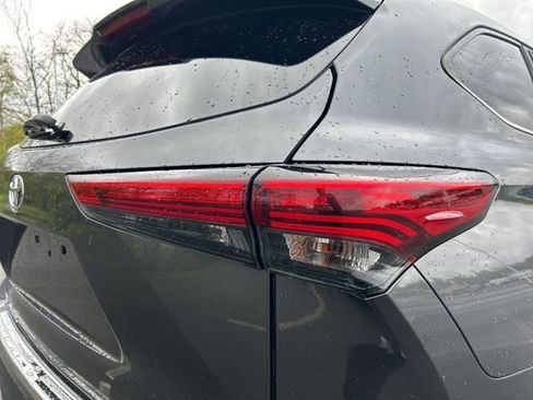 Used 2023 Toyota Highlander LE AWD/4WD image 33