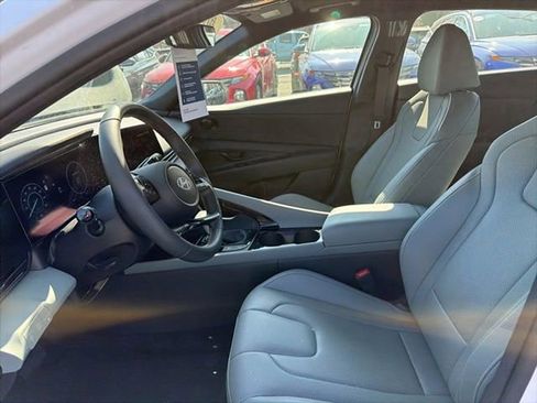 Certified 2025 Hyundai Elantra Limited image 13