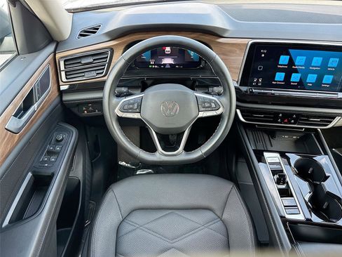 Used 2025 Volkswagen Atlas SE FWD image 21