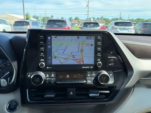 Used 2022 Toyota Highlander XLE AWD/4WD image 19