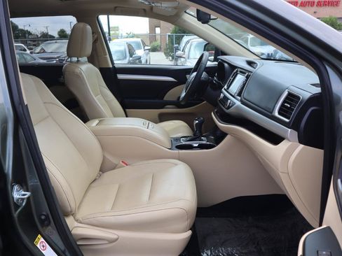 Used 2016 Toyota Highlander XLE AWD/4WD image 9
