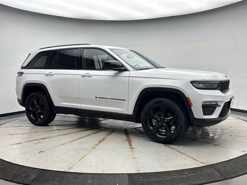 Used 2023 Jeep Grand Cherokee Limited w/ Black Appearance Package image 7