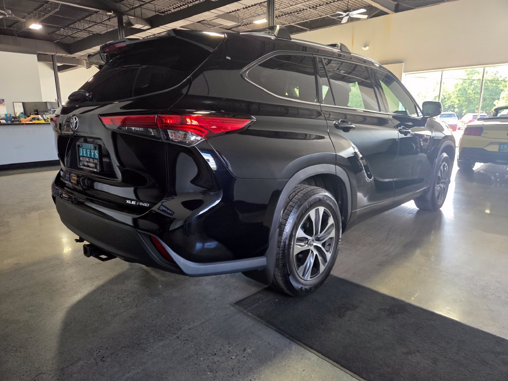 Used 2021 Toyota Highlander XLE AWD/4WD image 3