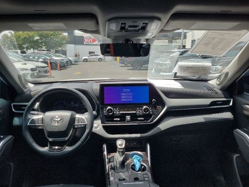 Used 2023 Toyota Highlander Platinum FWD image 18