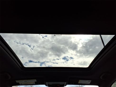 Used 2024 Chevrolet Equinox Premier image 10