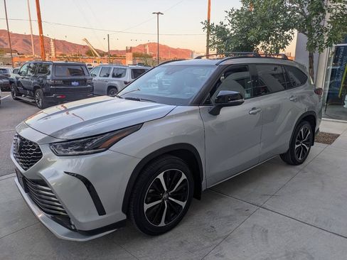 Used 2021 Toyota Highlander XSE FWD image 3