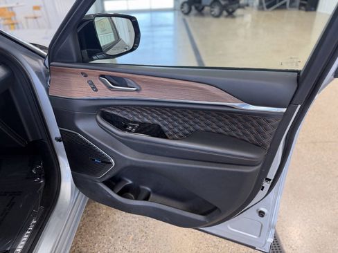 Used 2022 Jeep Grand Cherokee Summit w/ Luxury Tech Group V AWD/4WD image 13