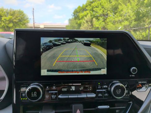 Used 2023 Toyota Highlander Limited image 17