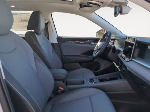 New 2025 Volkswagen Tiguan SE image 15