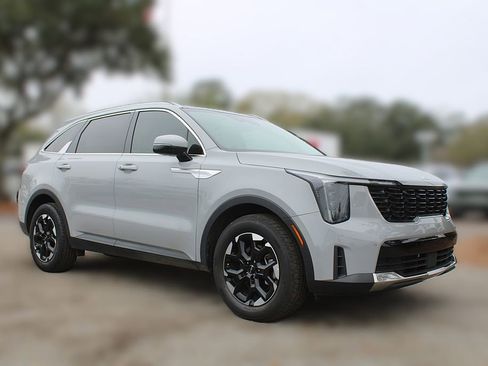 Certified 2025 Kia Sorento S w/ Panoramic Sunroof Package image 3