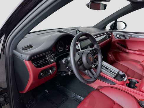 Certified 2025 Porsche Macan AWD/4WD image 4