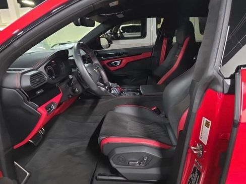 Used 2023 Lamborghini Urus S image 2