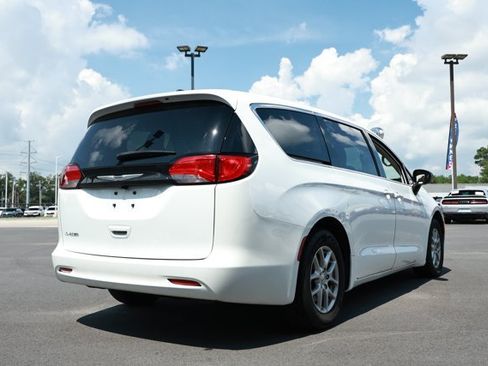 Used 2024 Chrysler Voyager LX FWD image 4