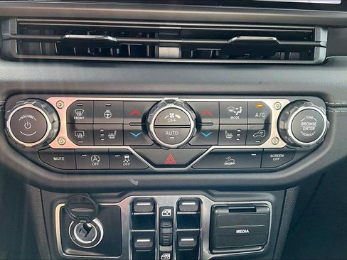 Used 2025 Jeep Gladiator Sport AWD/4WD image 36