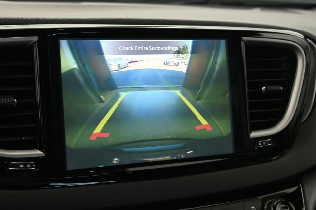 Used 2025 Chrysler Pacifica Select FWD image 29