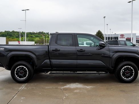 Certified 2025 Toyota Tacoma TRD Off-Road AWD/4WD image 9