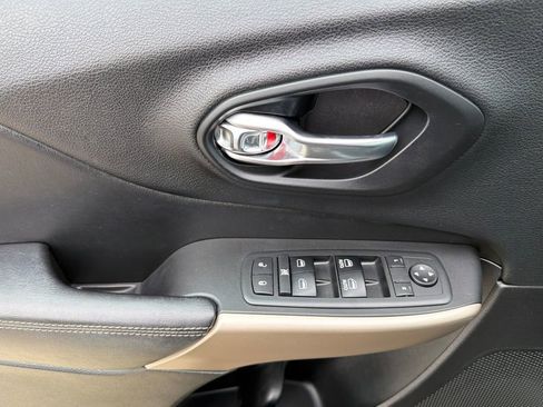 Used 2018 Jeep Cherokee Limited image 8