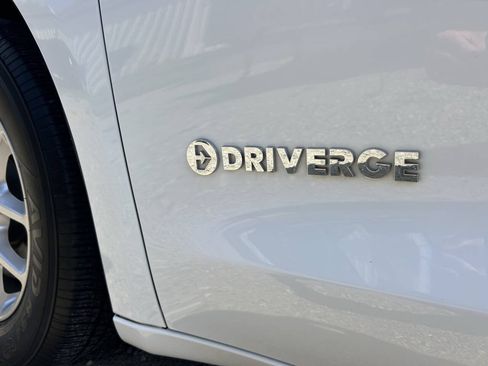 Used 2024 Chrysler Pacifica Touring FWD image 22