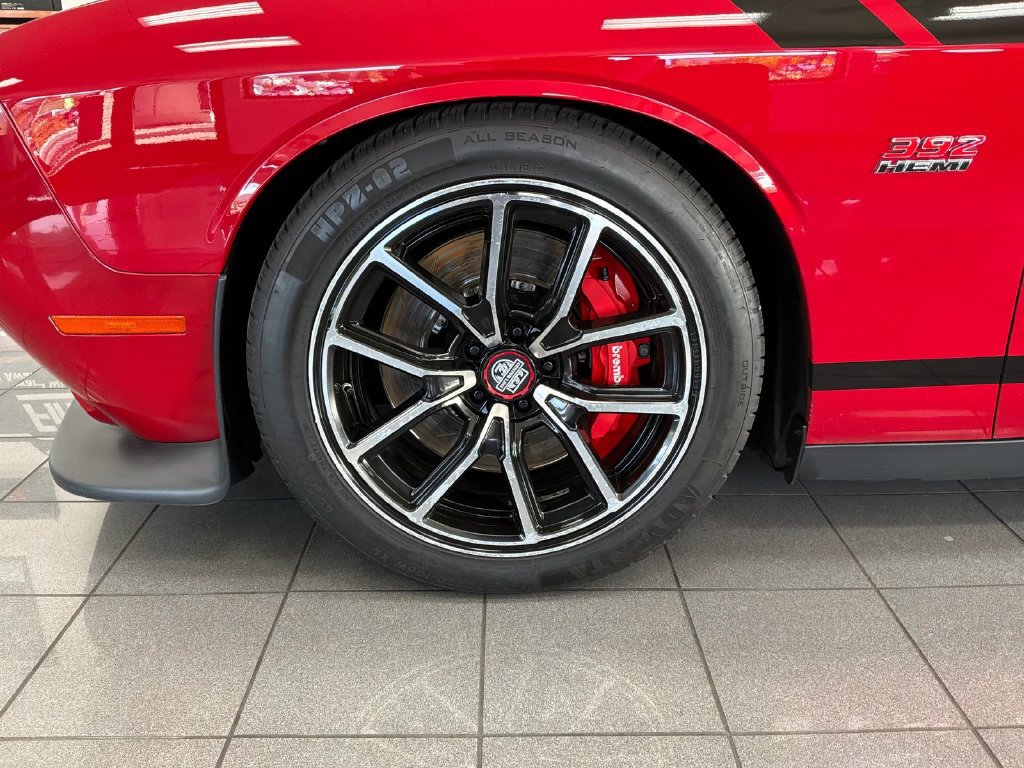 Used 2015 Dodge Challenger SRT RWD image 9
