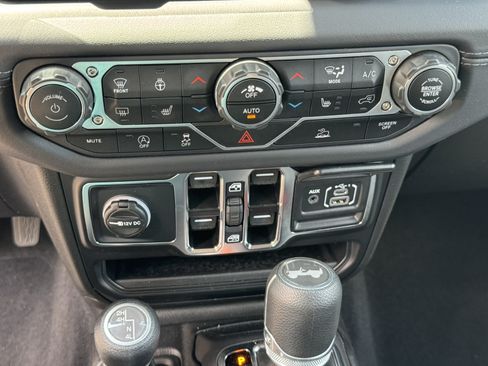Used 2025 Jeep Wrangler Unlimited Sahara AWD/4WD image 29