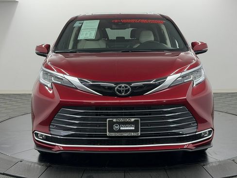 Used 2026 Toyota Sienna Limited FWD image 6