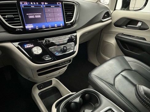 Used 2024 Chrysler Pacifica Touring-L image 28