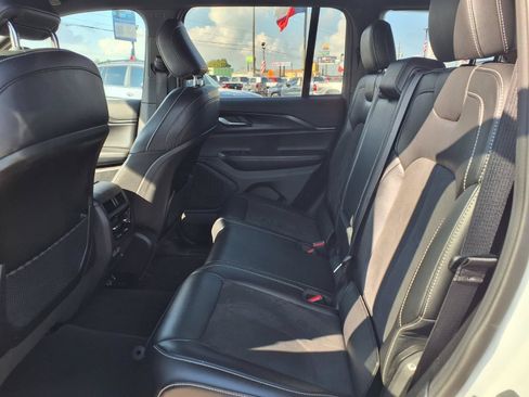 Used 2025 Jeep Grand Cherokee Altitude AWD/4WD image 24