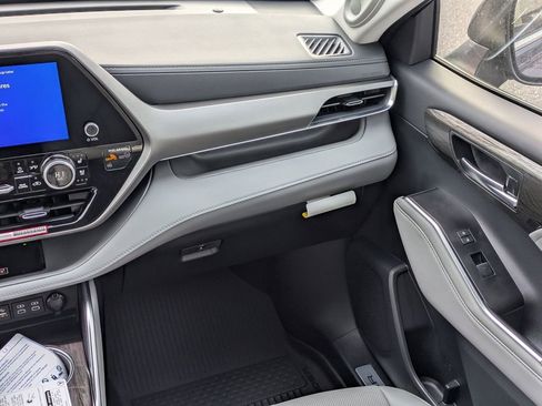 New 2026 Toyota Highlander Limited image 19