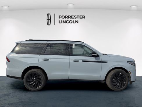 New 2026 Lincoln Navigator Reserve w/ Jet Appearance Package AWD/4WD image 2