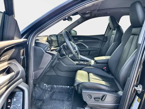 Used 2025 Audi Q5 Premium Plus w/ Premium Plus AWD/4WD image 2