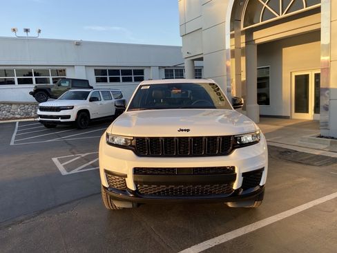 New 2025 Jeep Grand Cherokee L Altitude image 7