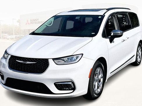 Used 2023 Chrysler Pacifica Limited image 1