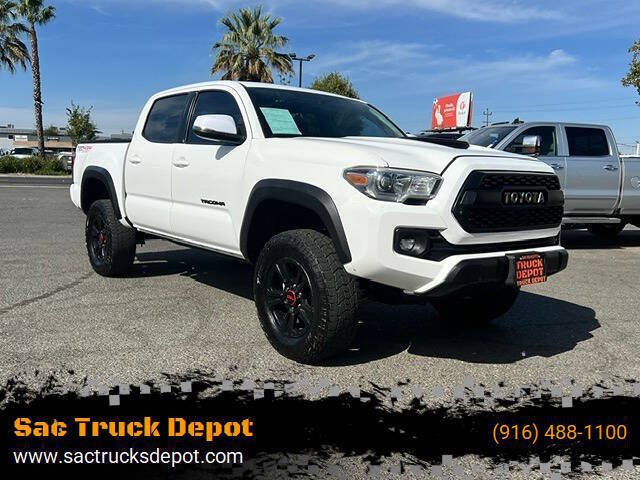 Used 2017 Toyota Tacoma TRD Sport AWD/4WD image 1