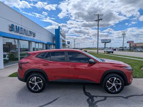 Used 2024 Chevrolet Trax RS w/ Driver Confidence Package FWD image 2