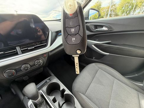 Used 2025 Chevrolet Trax LS FWD image 28
