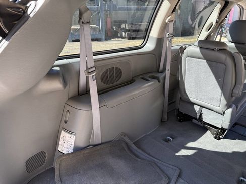 Used 2006 Chrysler Town & Country Touring image 75