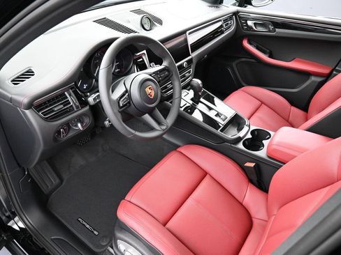 Certified 2026 Porsche Macan AWD/4WD image 4