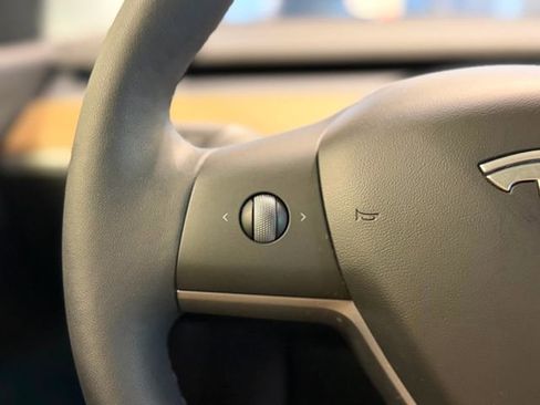 Used 2021 Tesla Model Y Long Range image 27