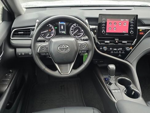 Used 2024 Toyota Camry SE image 6