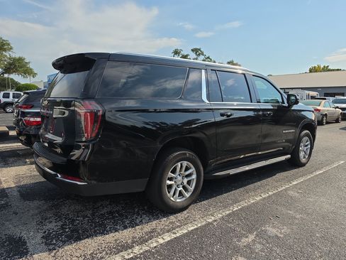 Used 2025 Chevrolet Suburban LT RWD image 3