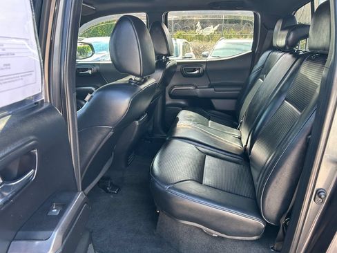 Used 2018 Toyota Tacoma TRD Sport AWD/4WD image 20