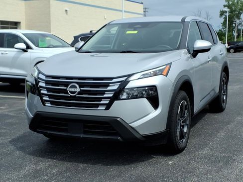 Used 2024 Nissan Rogue SV FWD image 2