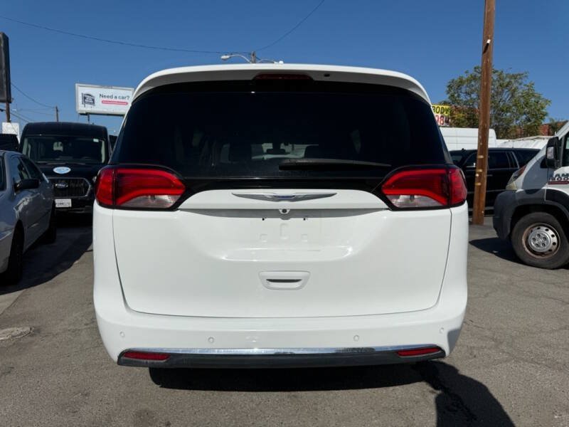 Used 2020 Chrysler Pacifica Touring-L FWD image 5
