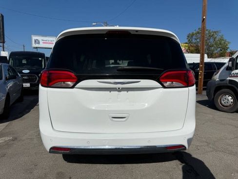 Used 2020 Chrysler Pacifica Touring-L FWD image 5