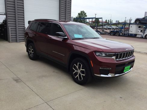 Used 2024 Jeep Grand Cherokee L Limited image 4