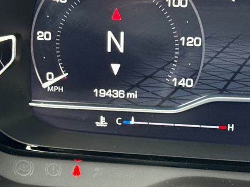 Used 2022 GMC Yukon XL Denali image 16