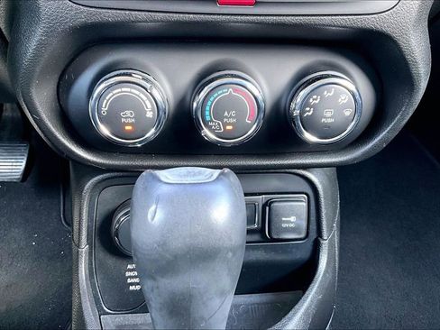 Used 2017 Jeep Renegade Altitude AWD/4WD image 24