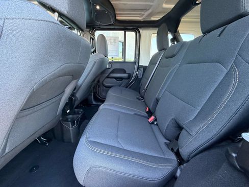 Used 2025 Jeep Wrangler Unlimited Sahara AWD/4WD image 25