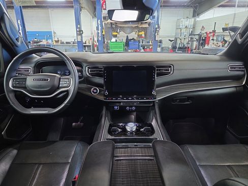 Used 2023 Jeep Wagoneer Series III w/ Preferred Equipment Group image 13