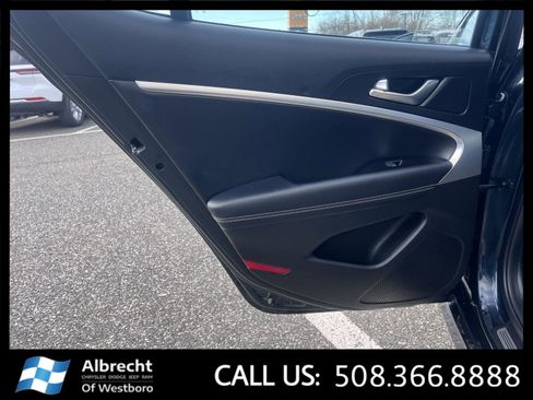 Used 2025 Genesis G70 2.5T image 14